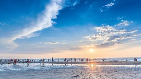 竹北市新月沙灣進入夏季,已成新竹地區民眾消暑戲水最佳去處。(羅浚濱攝)