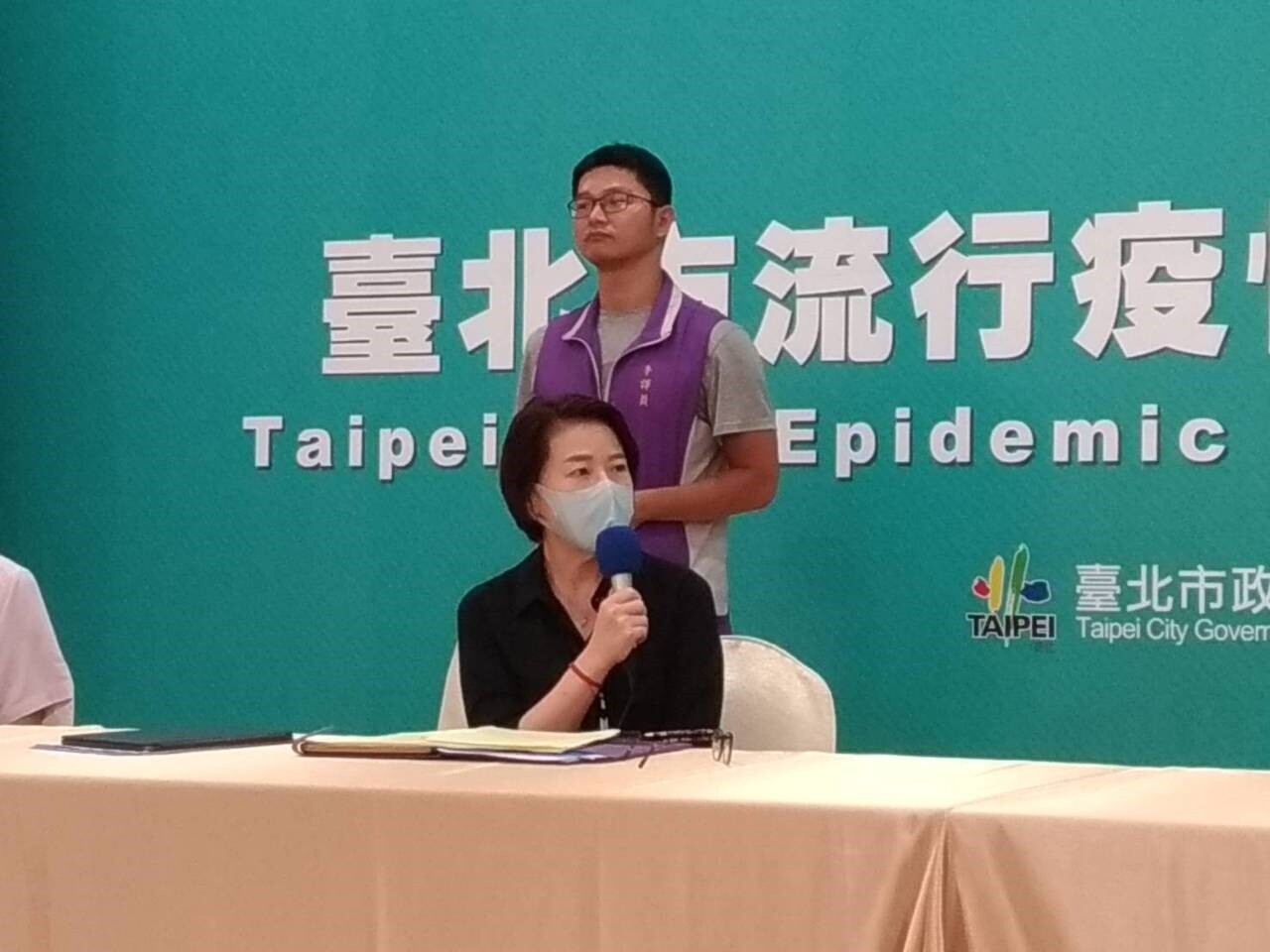 台北市副市長黃珊珊（前）昨天表示，中央有「紓困之亂」，台北市不會有「加碼之亂」，加碼方案本周全部確認之後，本周內就會與外界完整說明。記者林麗玉／攝影