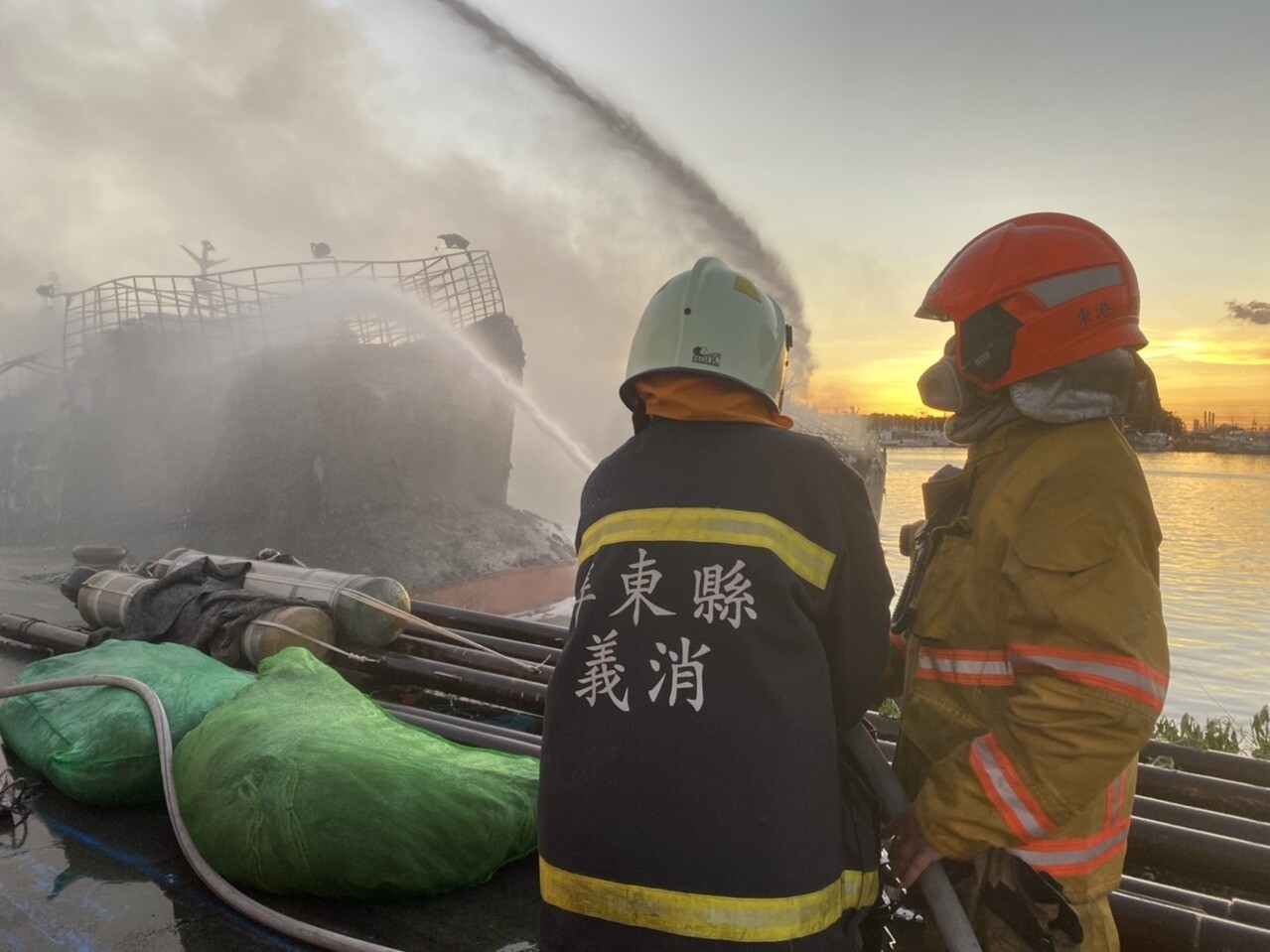 屏東縣新園鄉鹽埔漁港，靠近東港溪側碼頭昨下午四點多驚傳火警，火勢迅速延燒，現場濃煙密布遠在高雄都看得到黑煙。 記者陳弘逸／翻攝