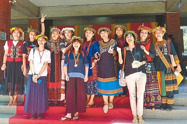 國立中山大學成立「南島民族社會文化發展中心」,揭牌儀式中特地請部落耆老舉行傳統驅厄儀式,意義非凡。(國立中山大學提供/袁庭堯高雄傳真)