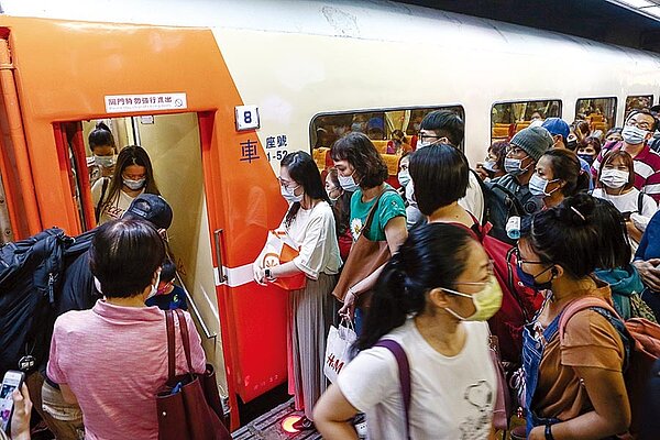 端午連假一票難求！台鐵局，昨宣布將再加開38列次對號列車，加班車將於明（17）日零時起開放搶票。（本報資料照片）