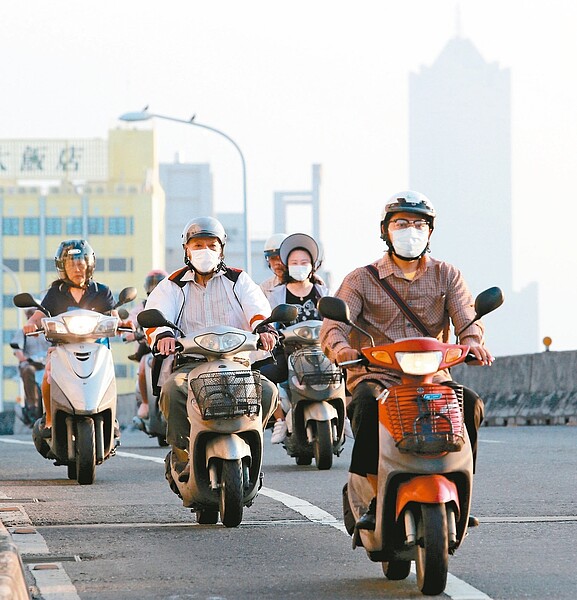 中南部是空汙重災區,環團質疑「一個台灣、兩個天空」。高雄空汙嚴重時,地標八五大樓常隱沒在灰濛濛的空氣中。圖/聯合報系資料照片