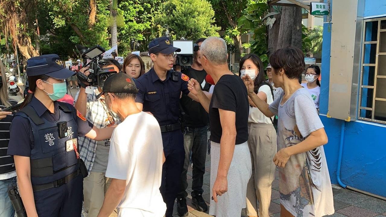 記者會過程中，張姓兄弟檔到場與現場媒體記者發生推擠。記者李隆揆／翻攝