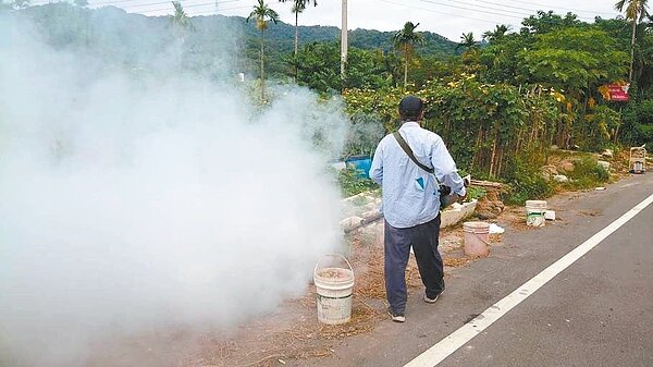 新北市一對父子確診本土登革熱病例,衛生局人員到高風險場域進行環境噴消。圖/新北市衛生局提供