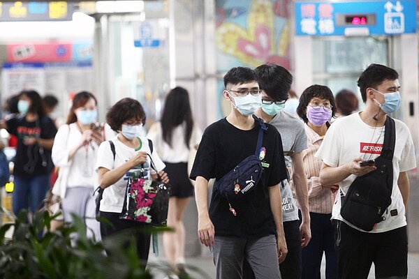 指揮中心祭出「雙鋼印標示」的政策24日上路,為防新舊口罩標示造成混亂,24日起將全數徵用國產醫用口罩。圖為民眾出入公共場所已習慣的戴上口罩。記者蘇健忠/攝影