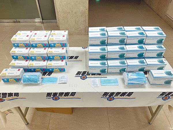 刑事局15日拘提蘇女到案,查扣到還未流入市面的20萬片口罩,創下警方破獲偽標口罩數量最大的紀錄。(林郁平攝)