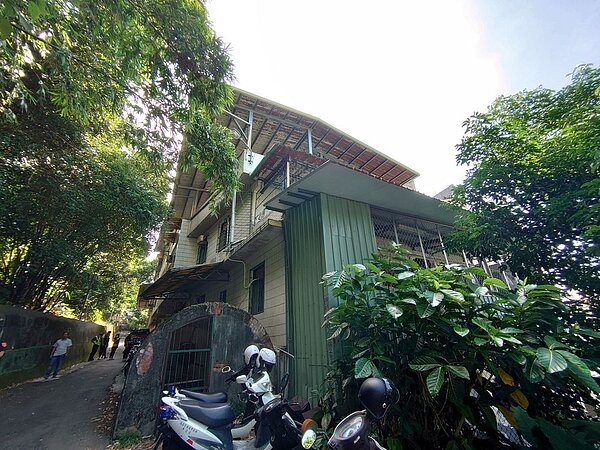 淡水英專路違建出租套雅房的外觀照片。圖／新北市政府提供