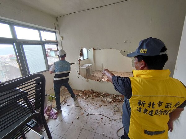 拆除大隊正在拆除淡水區英專路違建出租套雅房，因為隔間數高達93房69衛，預估拆除時間冗長，快一個月才能拆完內部隔間。圖／新北市政府提供