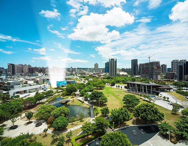 中路重劃區指標預售新案「豐邑風禾」，正對萬坪風禾公園第一排，擁有永久景觀視野棟距。