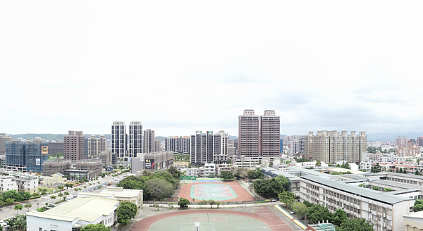 中路指標預售案「利晉學府」，推出43、49坪均質3房，擁有永久寬敞棟距。