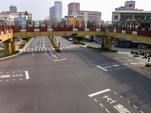 台中豐原中正路30年天橋17日晚上拆除。圖/台中市府提供