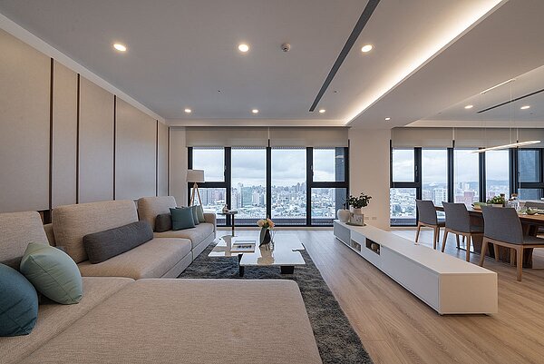 「濟弘皇璽」鄰近桃園火車站的新成屋，土地由建商買斷、強調零地主戶，步行至動工中的捷運綠線G08站僅約3分鐘。