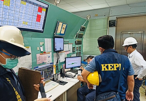 高雄市乙烯外洩持續進行查漏,為了掌握工廠端輸送壓力變化,市府環保局人員進廠檢測,並監看管線持壓近30小時的變化數據。圖/高雄市政府提供