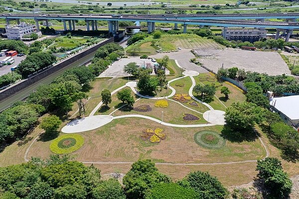 「心環原」利用耐陰性灌木及地被植物貫穿綠化空間,保留現地內之喬木,凸顯出不同高低的景觀線條色塊。圖/新北市政府綠美化環境景觀處提供