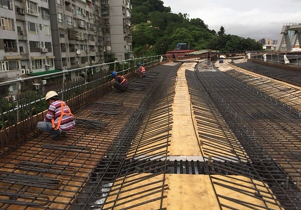 侯友宜表示,中央對於前瞻預算2.0在軌道建設的預算減少,將會對新北市輕軌建設有所影響。圖/新北市捷運局