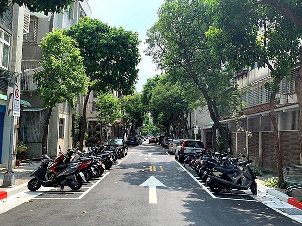 富錦街429巷經過路面更新後變得更好走。圖/台北市政府提供