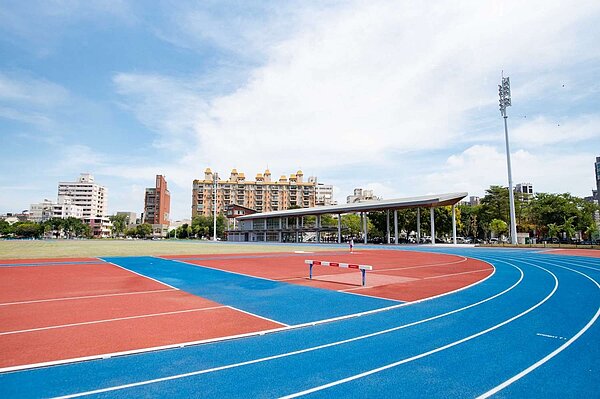 新竹市立田徑場串聯市民廣場17日正式啟用。圖/新竹市體健科提供