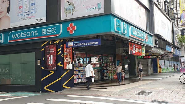 北市東區多家販售盒裝口罩的藥妝店並無出現搶購人潮。記者胡瑞玲/攝影