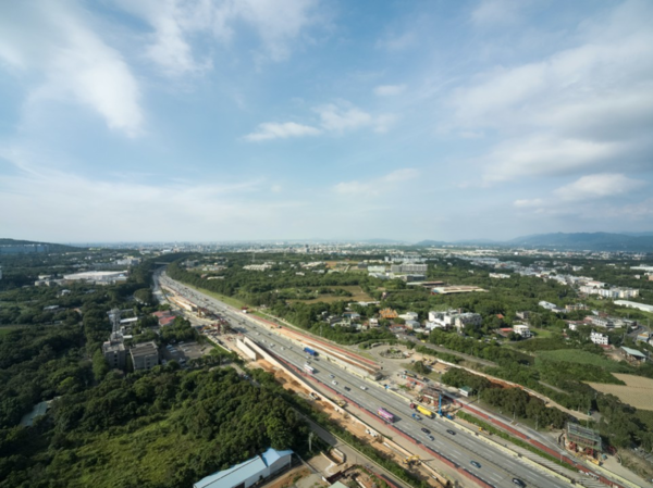 龍潭的高原交流道是龍潭重要的交通幹道，是該區域的經濟命脈