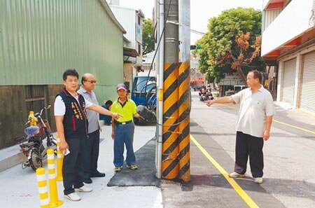 台中市大雅區光復路已完成拓寬工程，但台電3根電線桿仍矗立路中央，挨批路霸。圖／王文吉攝