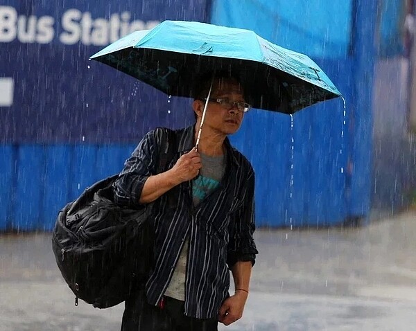 中央氣象局說，明天中午過後又開始下雨。聯合報系資料照 