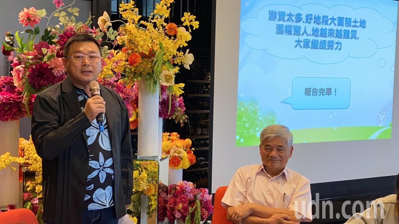 大台中不動產開發公會理事長王至亮（左）認為，台中市今年推案量大，但公會成員卻面臨嚴重的缺工問題，盼政府協助解決。記者趙容萱／攝影