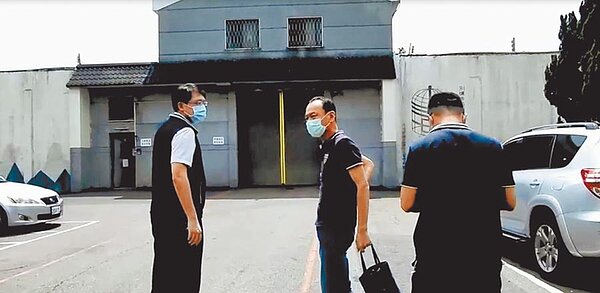 傅姓菜販(中)欠稅及罰鍰1億3900餘萬元不繳,被法院裁定管收。圖/台北分署提供