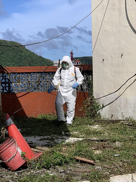 疾管署人員昨天穿著防護衣,在宜蘭蘇澳港區加強消毒。圖/台灣港務公司蘇澳港營運處提供