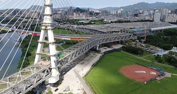 安心橋跨越新店溪,連接安坑輕軌的十四張站與新和國小站。圖/新北市捷運局提供