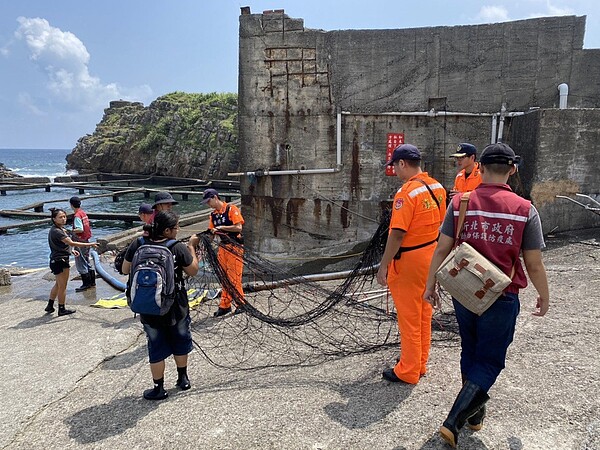 綠蠵龜困貢寮九孔池15天,動保處、海大守護救援回大海。圖/新北市動保處提供