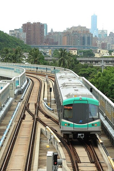 高雄捷運從小港延伸到屏東東港，高屏縣市政府共識是採高架化興建，但仍需中央同意。圖為捷運列車進入高架化的高雄捷運世運站。圖／高雄捷運公司提供