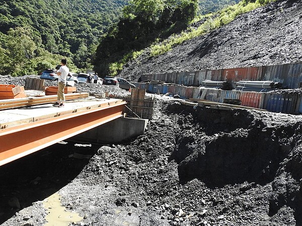 南投縣力行產業道路地質脆弱，縣政府透過活動式預鑄型橋面板，改善路面品質。圖／南投縣政府提供

