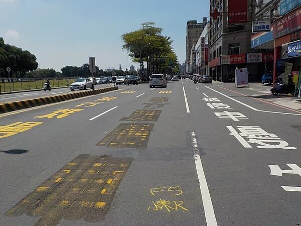中華東路全線、中華北路(觀海橋至鄭仔寮橋)、大同路(中華南路至生產路)外側快車道將開放機車行駛。圖/台南市政府提供