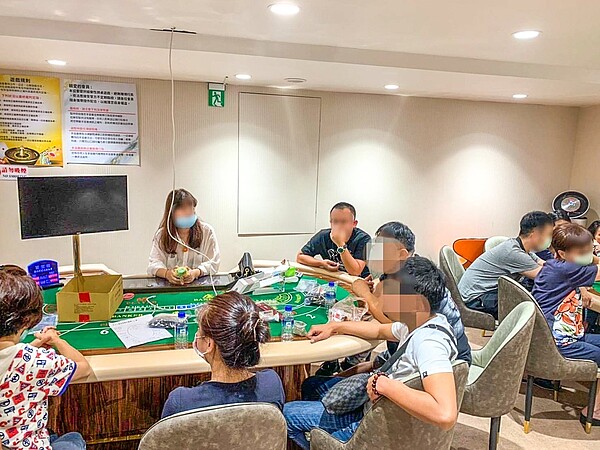 台北市警中山分局在林森北路查獲百家樂賭場,當時有十七名賭客正在賭博,現場起出四億元籌碼。記者蔡翼謙/翻攝