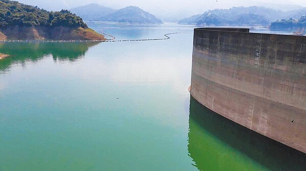 水利署表示，今年水庫蓄水量較往年偏低，烏山頭、曾文水庫截至18日下午5點有效蓄水量44.5％，圖為曾文水庫。（南區水資源局提供）