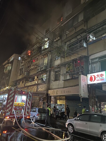 基隆老夫婦獲救女兒成焦屍,頂樓加鐵皮屋陷火海。記者游明煌/翻攝