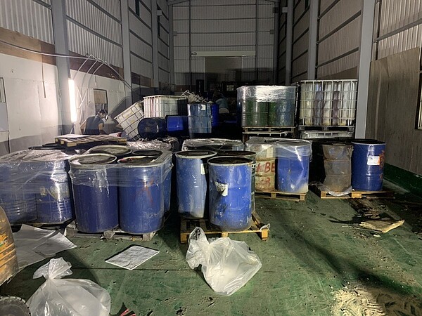 廠房內堆置十餘桶裝填化學液體的藍色鐵桶。 圖/高雄市環保局提供