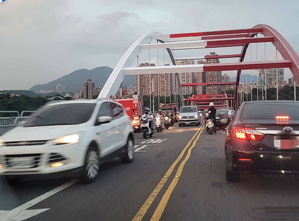 八里關渡橋18日發生有民眾爬上橋頂疑似欲輕生狀況,造成淡水河左右兩岸交通大阻塞,有議員呼籲儘速興建淡北道路解決交通問題。圖/陳偉杰提供