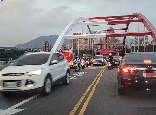 八里關渡橋18日發生有民眾爬上橋頂疑似欲輕生狀況，造成淡水河左右兩岸交通大阻塞，有議員呼籲儘速興建淡北道路解決交通問題。圖／陳偉杰提供