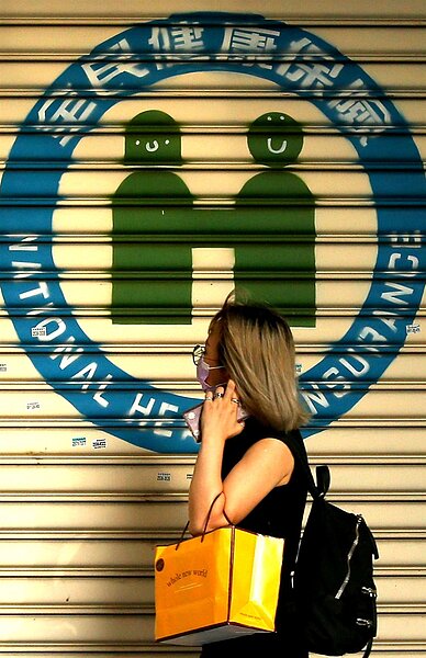 健保署擬強制海外國人補齊出國期間保費,但督保盟認為,一旦強制納保,可能出現「買不起公車票者不能停,買得起機票可停」亂象。示意圖。 記者林澔一/攝影