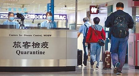 中央流行疫情指揮中心昨日公布,國內新增3例新冠肺炎境外移入個案,圖為旅客搭機抵達桃園機場,在入境前經過發燒篩檢站。(范揚光攝)