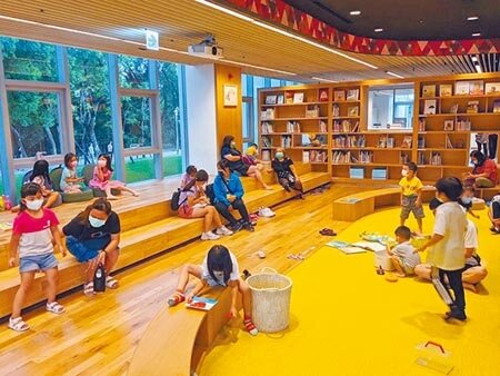 號稱「森林中的圖書館」屏東縣立總圖書館，自重新開幕後3個多禮拜以來，已吸引12萬人次造訪，兒童區受到親子歡迎。（潘建志攝） 
