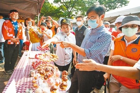 高雄市長陳其邁參加勞工局19日下午在國立科學工藝博物館舉辦的「大型徵才活動暨職業訓練成果展」，現場喊話將積極協助畢業生就業媒合，解決高雄青年高失業率問題。（袁庭堯攝）