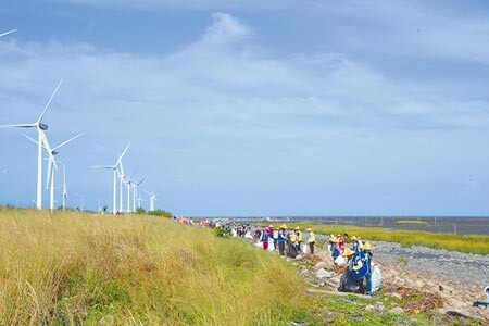 彰化縣政府19日在伸港溼地舉辦秋季擴大淨海，500多名熱血志工清出1050公斤垃圾。（吳敏菁攝） Facebook