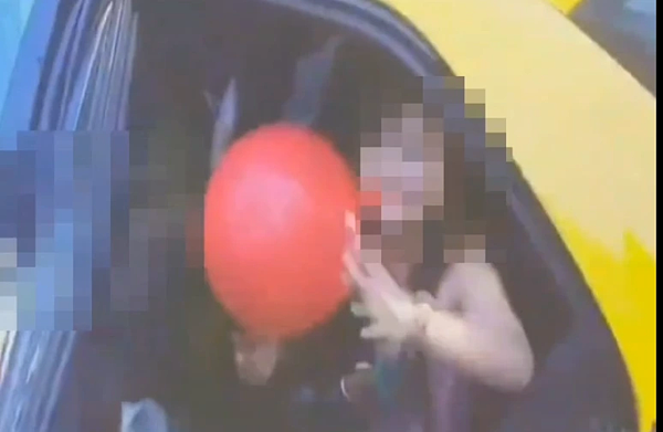 20歲陳姓女子前天搭計程車竟在車上吸笑氣,員警到場她仍繼續吸。記者張裕珍/翻攝