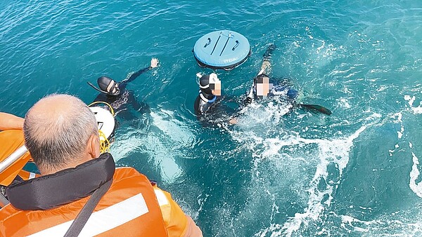 昨天8名潛水客體力不支無法游回岸上,海巡人員派人救起。記者游明煌/翻攝