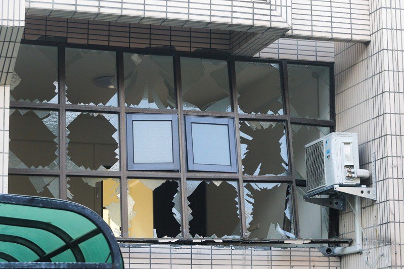 台中市東海商圈昨天凌晨發生氣爆意外，隔壁住戶窗戶全碎。記者黃仲裕／攝影