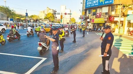 台灣機車促進協會發起「待轉大富翁」號召騎士以不斷巡迴路口方式抗議路口設待轉區的規劃，台中市交通大隊到場協助維護現場交通。（馮惠宜攝）