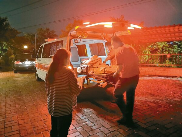 台灣也曾發生老翁拿酸液潑灑自己與長照中心人員的長照悲劇。圖為消防局將受傷長者送醫急救。 圖／聯合報系資料照片