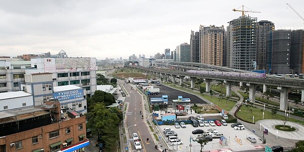 台企銀前進廠辦都更，將在北台灣五大工業區遍地開花。圖為五股區新北產業園區，圖右大樓林立區域為新莊副都心重劃區／中時報系資料照